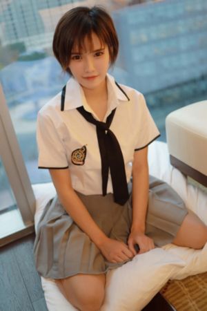掀起裙子从后面挺进她的身体视频