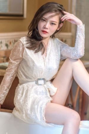 少妇脱了内裤让我添